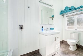 Modern 3 Bedroom Treehouse - Lightning Ridge Tourism 4
