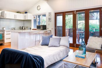 Modern 3 Bedroom Treehouse - Lightning Ridge Tourism 2