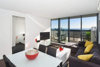 Executive Bay Views St. Kilda - Lightning Ridge Tourism 0
