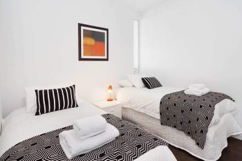 Executive Bay Views St. Kilda - Lightning Ridge Tourism 4