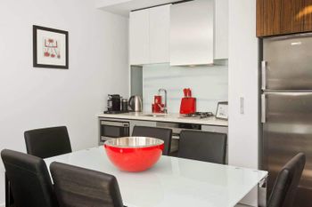 Executive Bay Views St. Kilda - Lightning Ridge Tourism 1