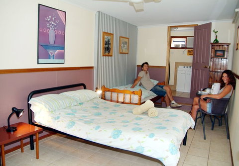 Woolshed Eco Lodge - Lightning Ridge Tourism 5