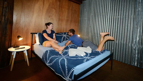 Woolshed Eco Lodge - Lightning Ridge Tourism 1