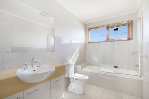 Apartments On Church - Unit 7 - Lightning Ridge Tourism 5