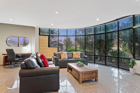 Villa De Marseilles - Melbourne - Lightning Ridge Tourism 3