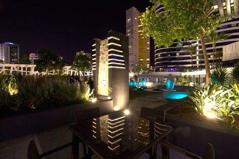 Oracle Broadbeach Apartments - Lightning Ridge Tourism 1