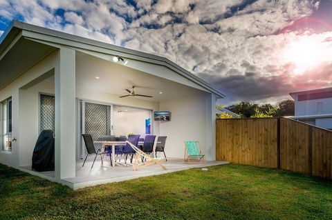 Blue Lagoon Villa B - Lightning Ridge Tourism 1