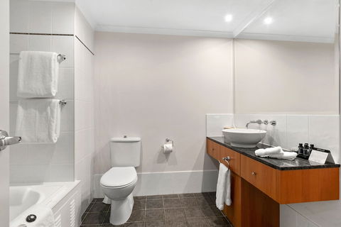 Poolside Apt In Alamanda Beachfront Resort 67 - Lightning Ridge Tourism 6