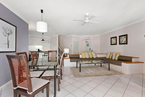 Poolside Apt In Alamanda Beachfront Resort 67 - Lightning Ridge Tourism 5