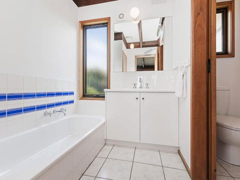Swimmers Rest - Uninterrupted Panoramic Ocean Views - 1 Bedroom - Lightning Ridge Tourism 3