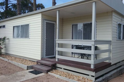 Lakes Caravilla Caravan Park - Lightning Ridge Tourism 1