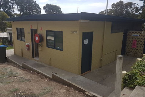 Lakes Caravilla Caravan Park - Lightning Ridge Tourism 3