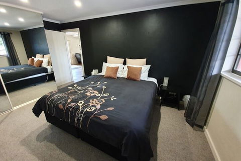 Under The Vines - Lightning Ridge Tourism 2