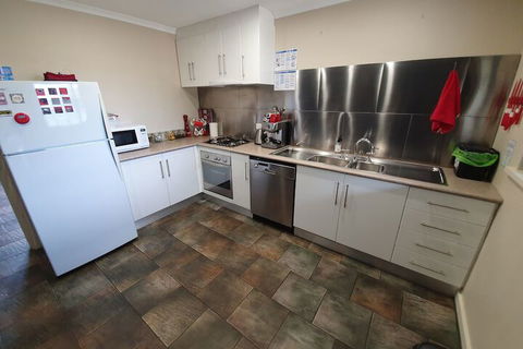 Under The Vines - Lightning Ridge Tourism 7