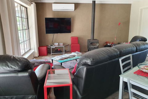 Under The Vines - Lightning Ridge Tourism 5