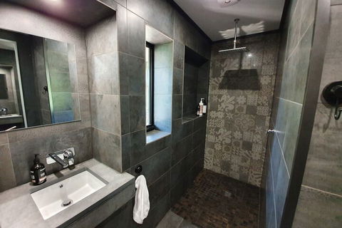 Under The Vines - Lightning Ridge Tourism 4