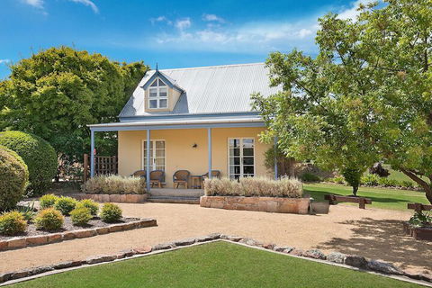 Vineyard Cottages - Lightning Ridge Tourism 1