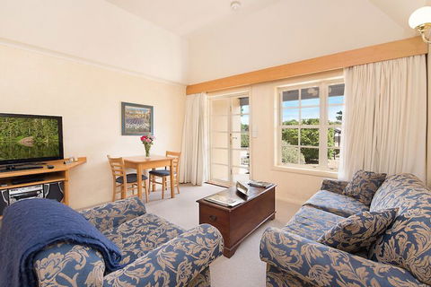 Vineyard Cottages - Lightning Ridge Tourism 2