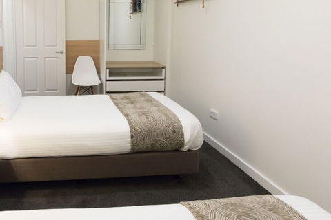 Bay 10 Accommodation - Lightning Ridge Tourism 7