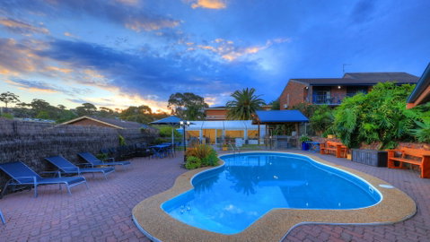 Pelican Motor Inn - Lightning Ridge Tourism 1