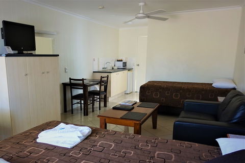 Pacific Palms Motor Inn - Lightning Ridge Tourism 4