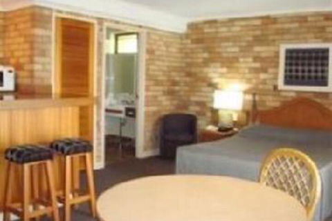 Chermside Green Motel - Lightning Ridge Tourism 0