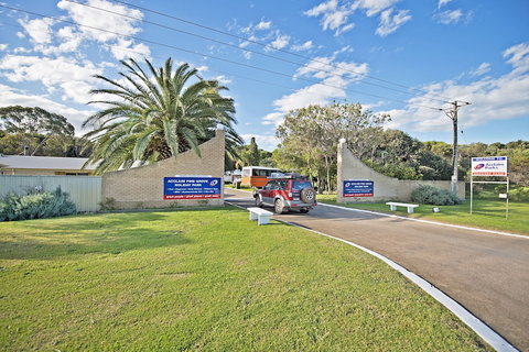 Acclaim Pine Grove Holiday Park - Lightning Ridge Tourism 0