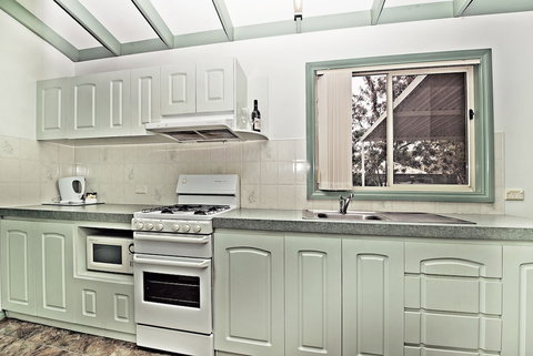 Acclaim Pine Grove Holiday Park - Lightning Ridge Tourism 6