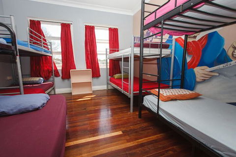 Manly Harbour Backpackers - Lightning Ridge Tourism 4
