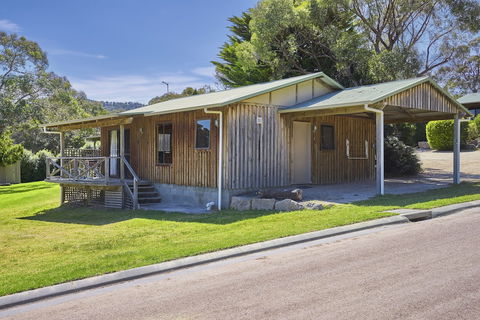 Iluka Holiday Centre - Lightning Ridge Tourism 1