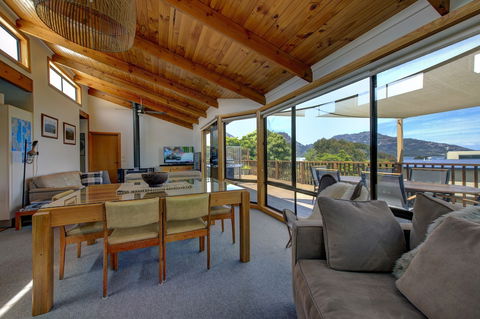 Dove On Freycinet - Lightning Ridge Tourism 2