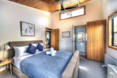 Dove On Freycinet - Lightning Ridge Tourism 3