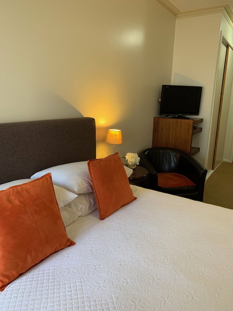 Guildford River Retreat - Lightning Ridge Tourism 6