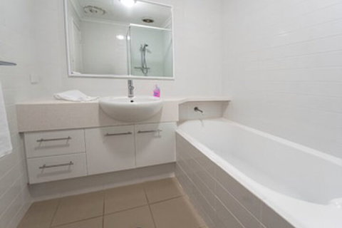 Yallingup Beach Resort - Lightning Ridge Tourism 7