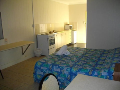 Kurrmine Beach Motel - Lightning Ridge Tourism 6