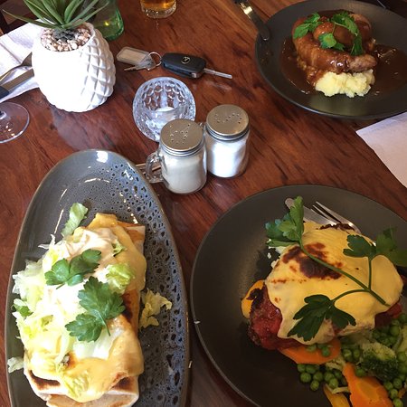 The Caledonian Hotel - Lightning Ridge Tourism 0