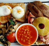 Crowded house cafe scone - Lightning Ridge Tourism