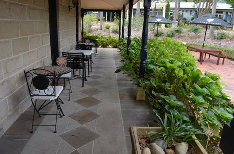 Meze Me Grove - Lightning Ridge Tourism 0