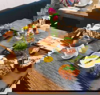 Between Us - Lightning Ridge Tourism