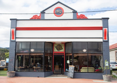 The Red Velvet Lounge - Lightning Ridge Tourism 0