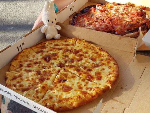 Pizzabox - Lightning Ridge Tourism 0