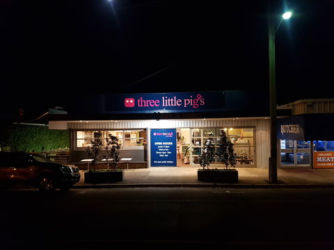 Three Little Pigs - Bar And Bistro - Lightning Ridge Tourism 0