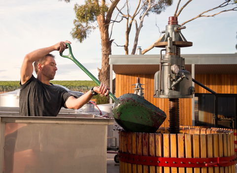 Izway Wines - Lightning Ridge Tourism 0