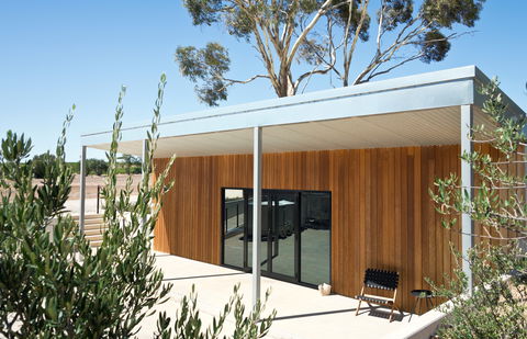 Izway Wines - Lightning Ridge Tourism 1