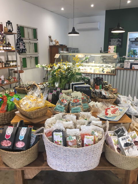 The Vintage Pickle - Lightning Ridge Tourism 0