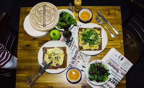 Roule Galette Carnegie - Lightning Ridge Tourism 6