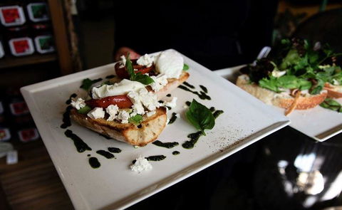 Worn-Out-Wares Cafe - Lightning Ridge Tourism 11