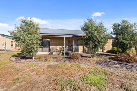 Quality Suites Point Cook Seasons 5 - Lightning Ridge Tourism 2