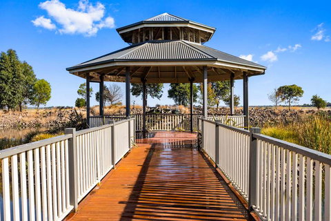 Quality Suites Point Cook Seasons 5 - Lightning Ridge Tourism 3