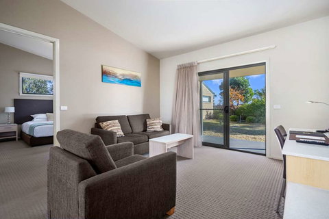 Quality Suites Point Cook Seasons 5 - Lightning Ridge Tourism 10